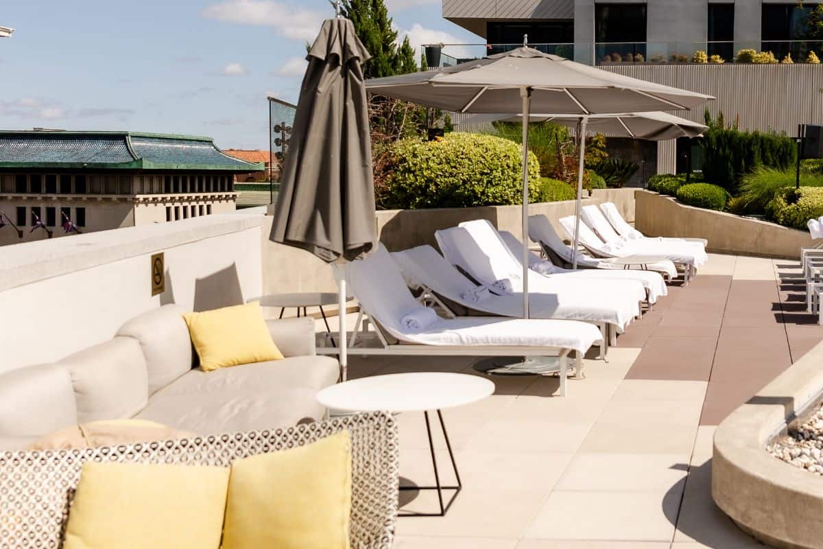 pool lounge