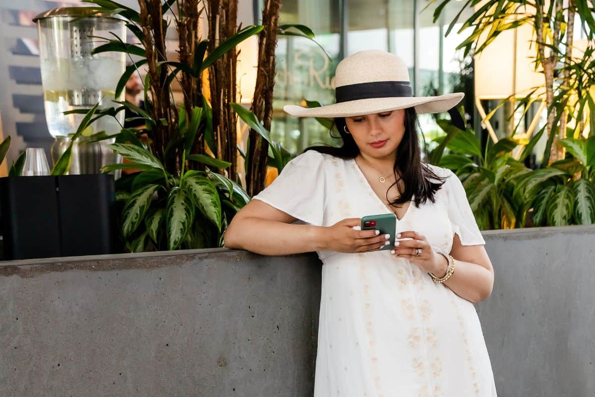 girl with phone